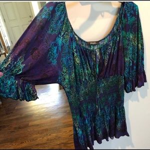 Cute & flirty Blouse, front tie w/keyhole opening